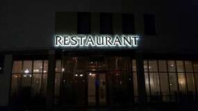 Объемные буквы restaurant с контражурной светодиодной подсветкой